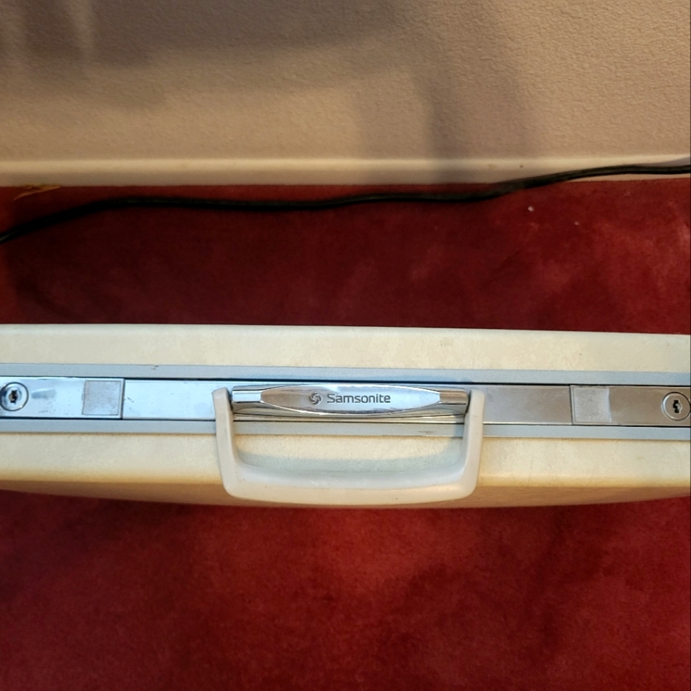 Samsonite Suitcase - Picture 2 of 3